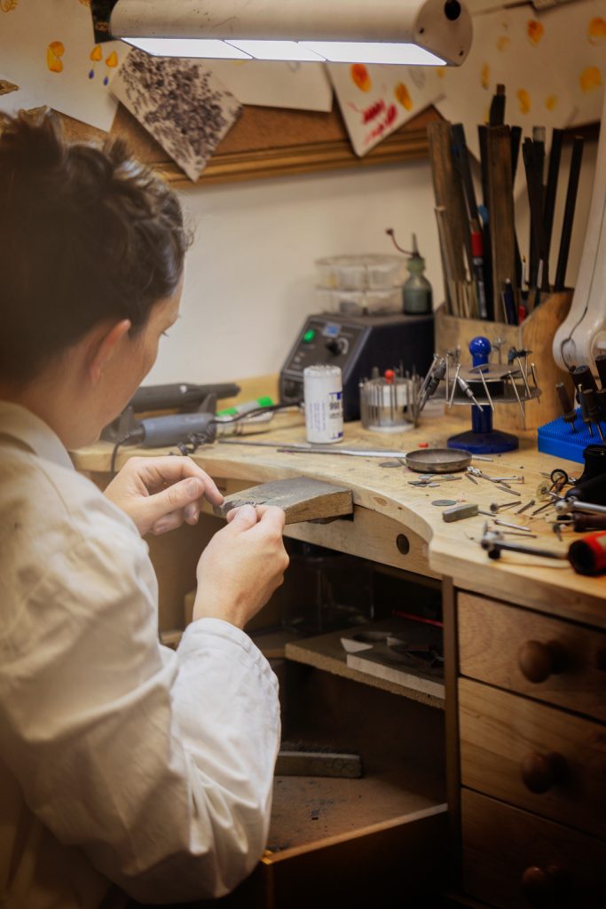 Est-il possible de demander des modifications pendant la création d’un bijou sur mesure ?
