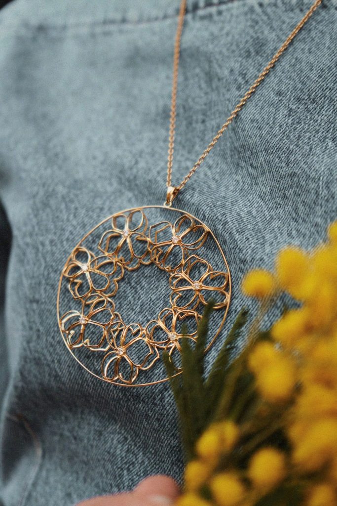 Comment choisir et porter un collier sautoir ?