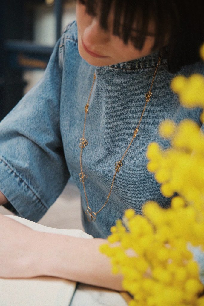 Comment choisir et porter un collier sautoir ?