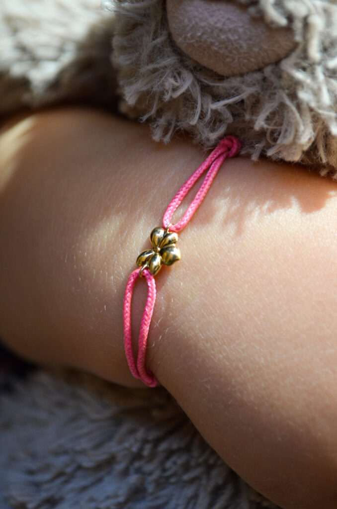 Créer un bracelet sur mesure pour un bébé