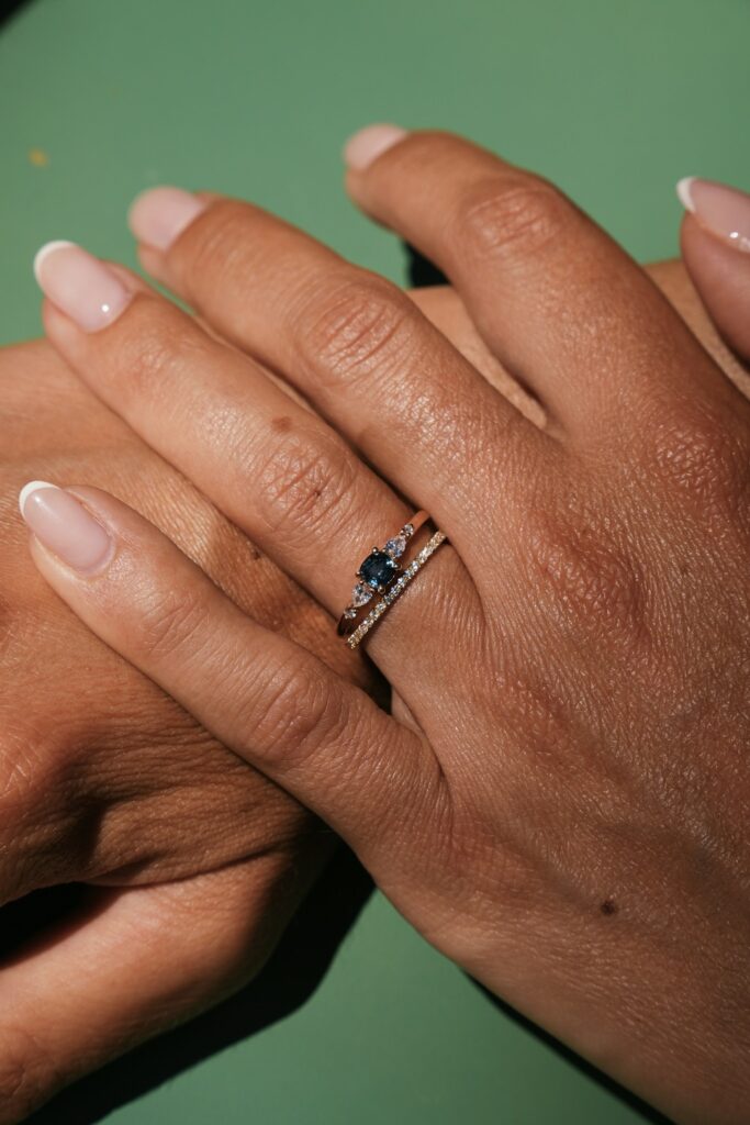 Pourquoi choisir une bague de fiançailles avec des saphirs ?