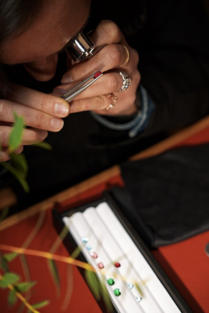 Offrez-lui une seconde vie : transformer ses anciens bijoux pour la Fête des Mères