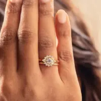 Bague Colombe Classique combo alliance Carmes 1.5 - vue 5 portée