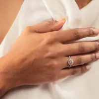 Bague Victoria Classique - vue 4 portée
